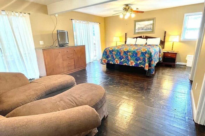 Geneva Hotel & Tiki Bar