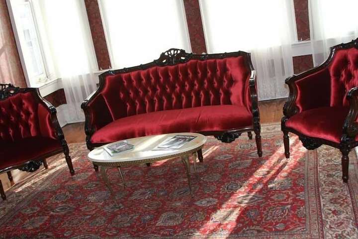 Lounge 28 of 38