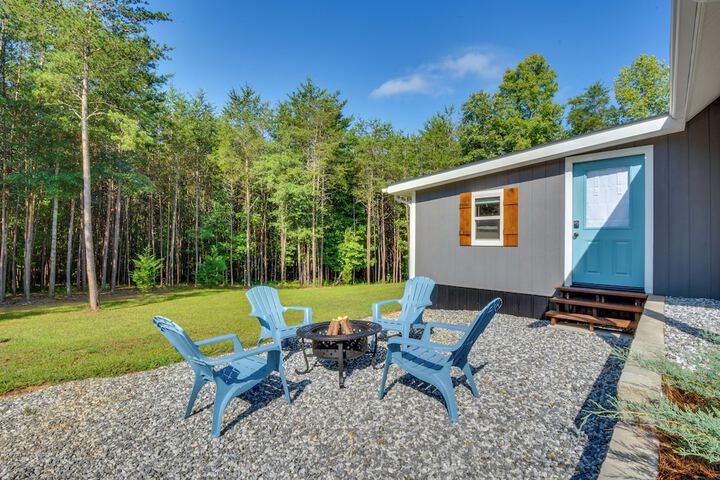 Cozy Clarkesville Getaway w / Fire Pit!