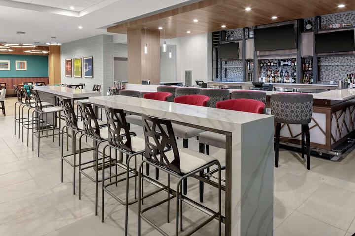 Lounge 106 of 110