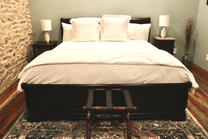 Room 33 of 74