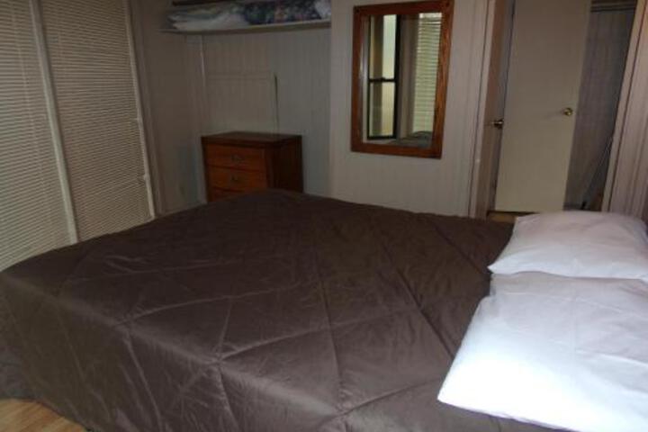 Lake Myers Lakeside Villa 17