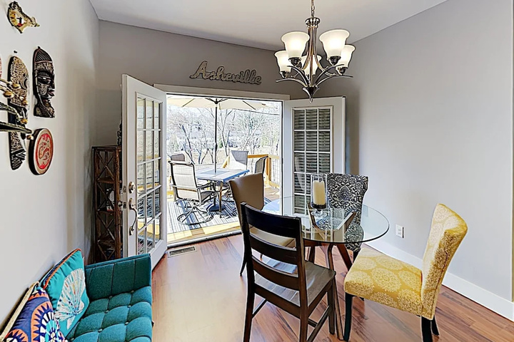 New Listing! New-build Near Downtown 5 Bedroom Home