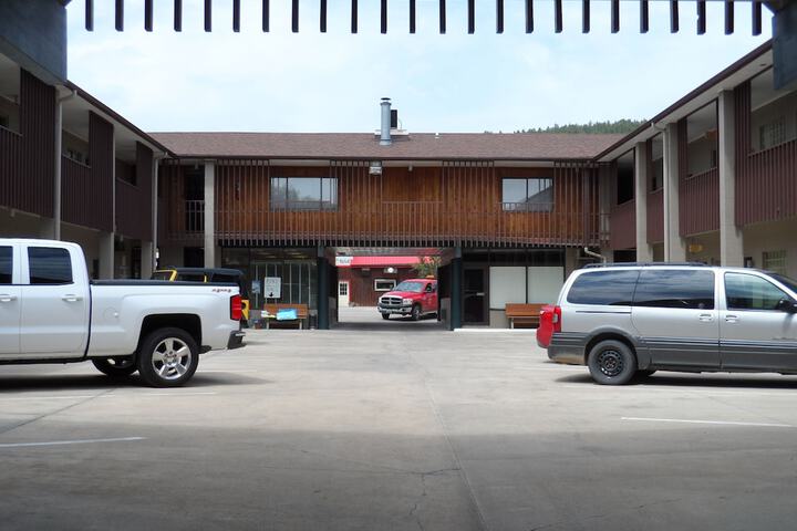 Bear Lodge Motel