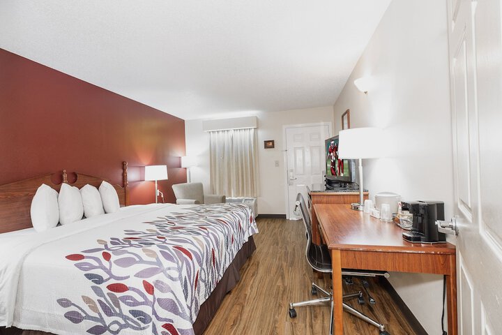 Red Roof Inn & Suites Calhoun