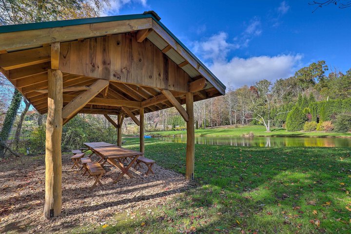Fletcher Cabin: Wraparound Deck & Pond Access