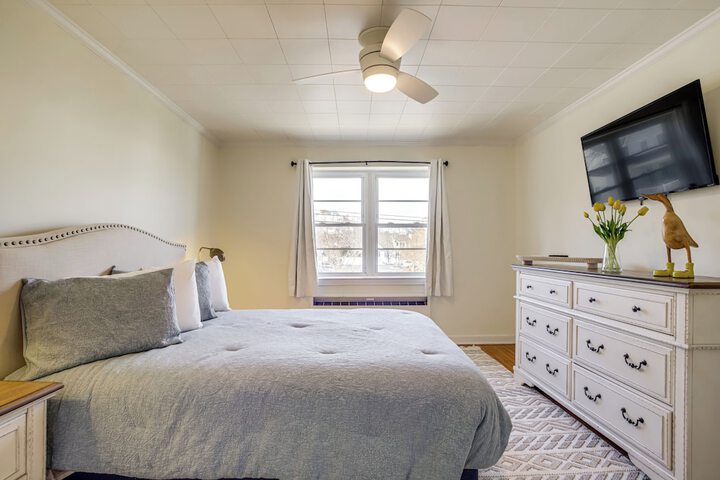 Cambridge Apt in Walkable Neighborhood