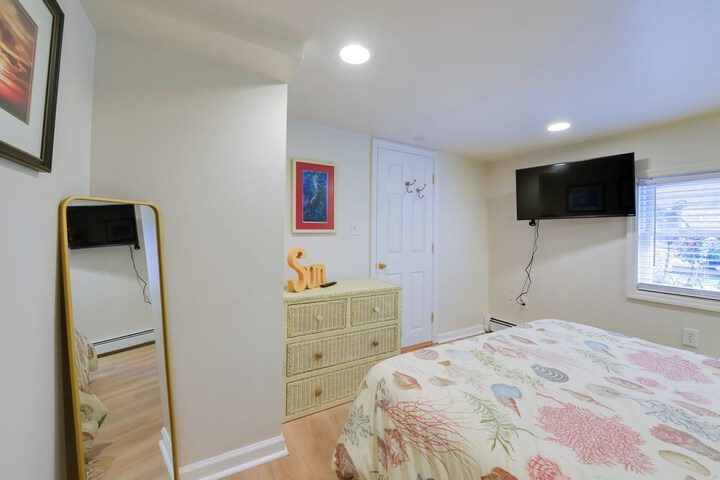 Cozy Ventnor Getaway: Walk to Public Beach!