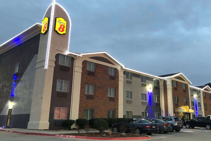Super 8 by Wyndham Bedford DFW Airport West