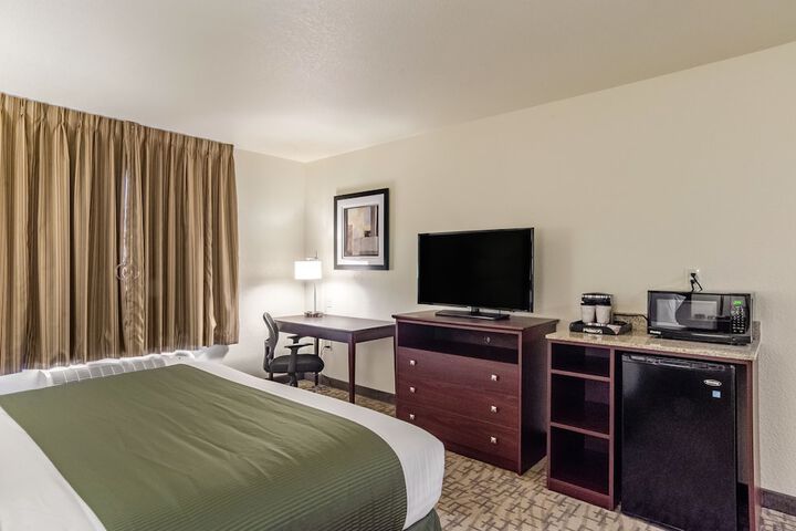 Cobblestone Hotel & Suites - Hutchinson