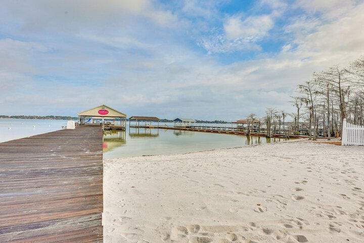 Townhome w / Outdoor Pool & White Lake Access!