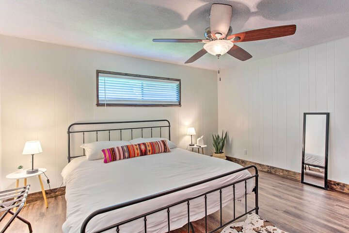 Tool Waterfront Home w / Hot Tub & Fire Pit!