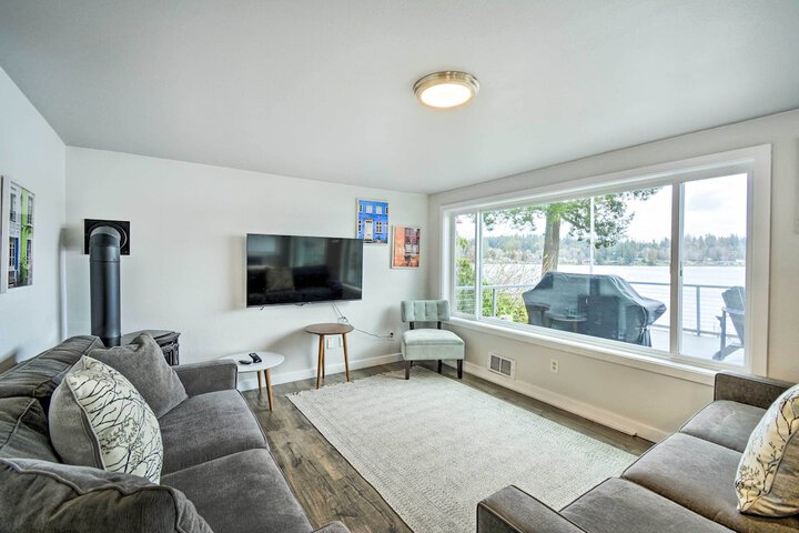 Lakefront Bremerton Vacation Rental w / Deck!