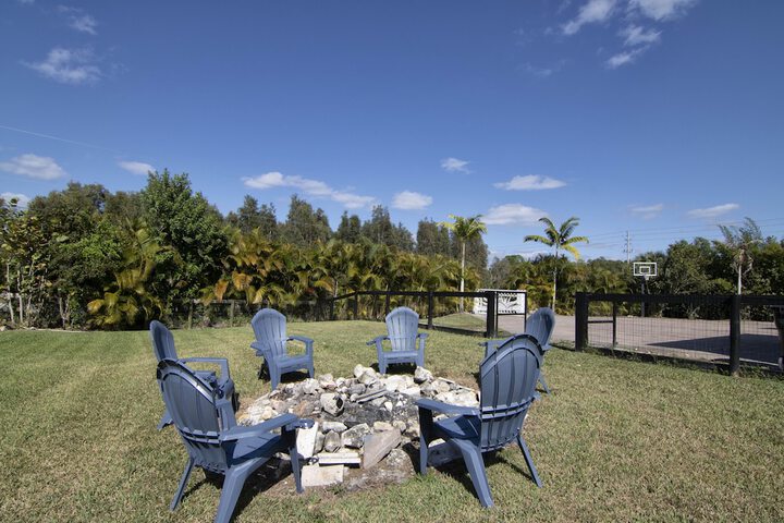 6BR Sleeps 15 Pool BBQ Firepit Games Stables More!