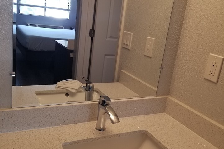 Room 22 of 38