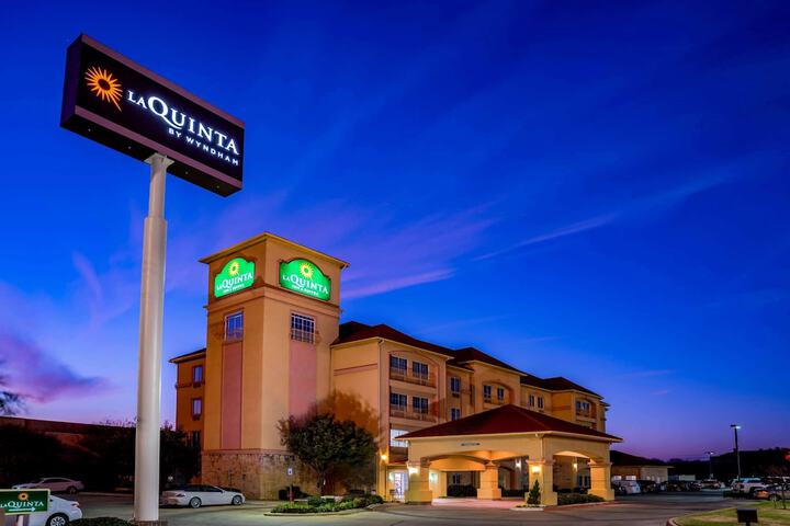 La Quinta Inn & Suites by Wyndham DFW Airport West - Bedford