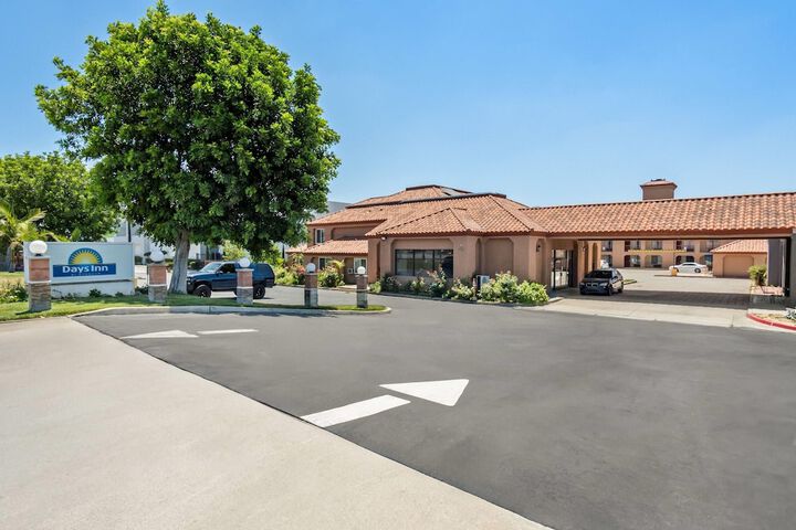 Days Inn by Wyndham Fontana / Rialto