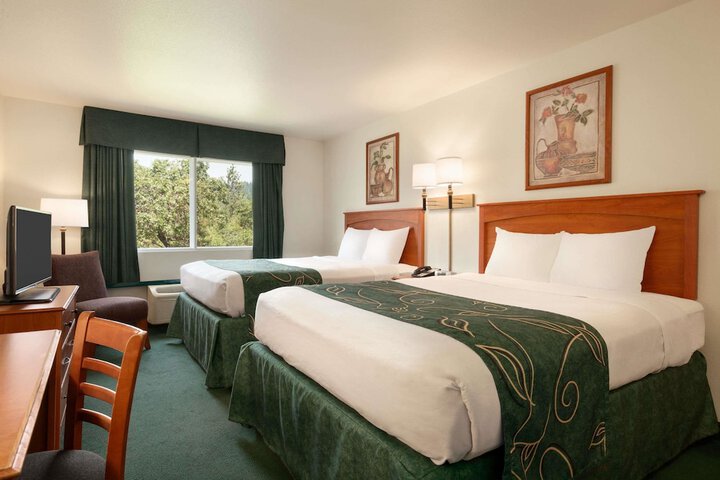 Travelodge by Wyndham Dunsmuir