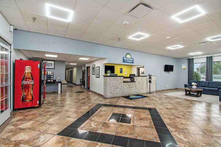 Days Inn & Suites by Wyndham Mt. Pleasant