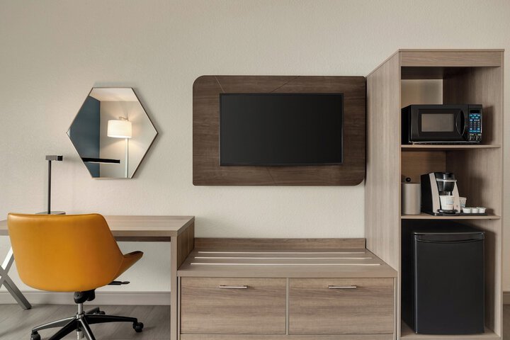 Holiday Inn Express & Suites Fort Lauderdale Airport South by IHG