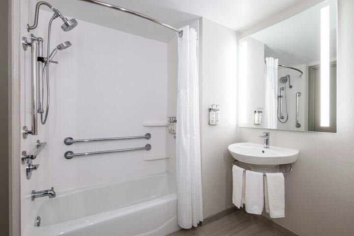 Holiday Inn Express & Suites Flowood by IHG
