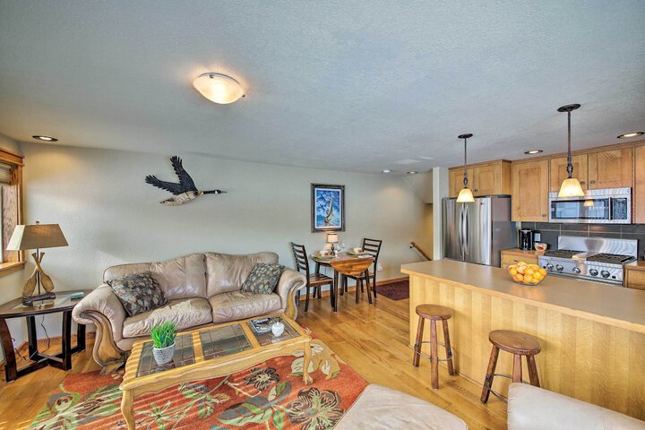 Lake Pend Oreille Condo w / Porch & Mountain View!