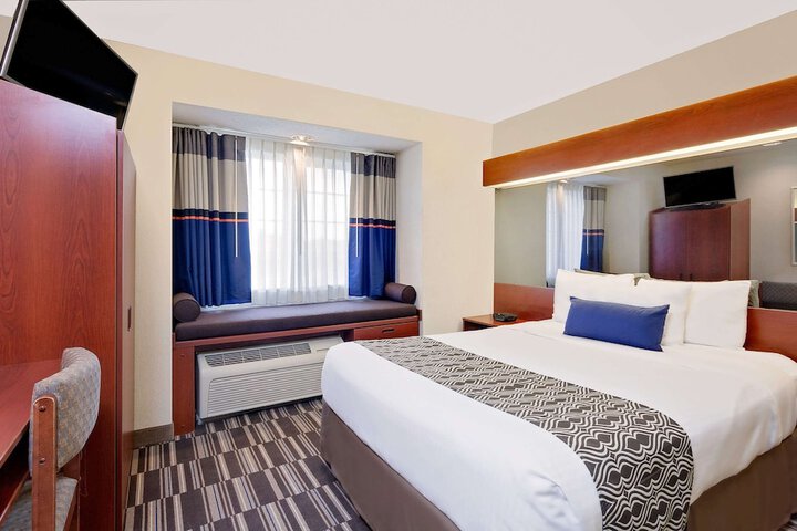 Room 8 of 16