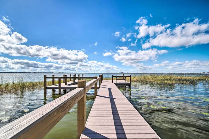 Waterfront Lake Dora Escape w / Private Dock & Slip