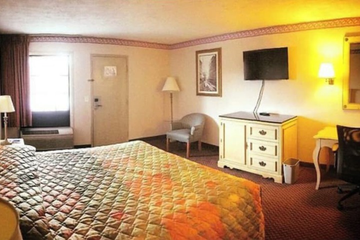 Room 5 of 6