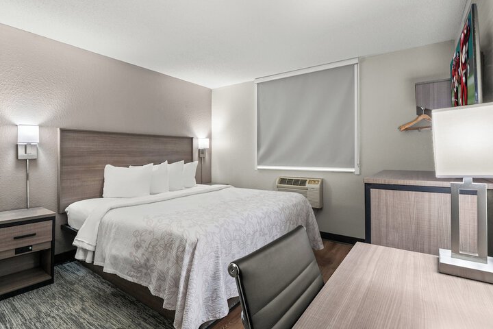 Red Roof Inn PLUS+ Belleville