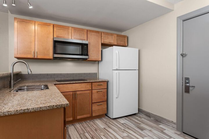 Days Inn and Suites by Wyndham Hammond IN