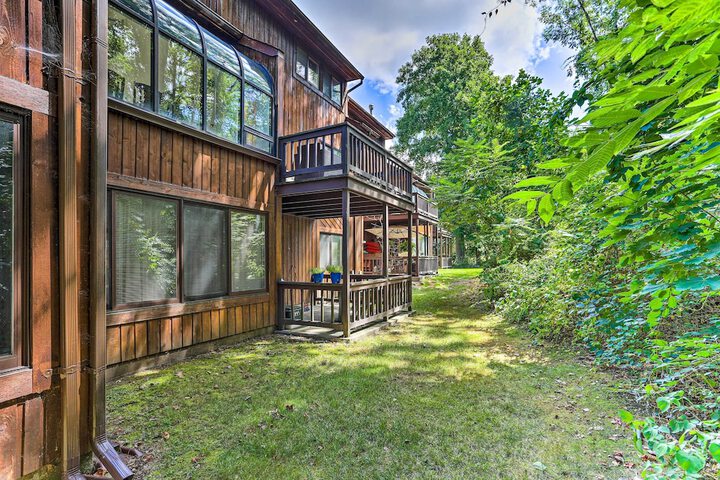 Gorgeous Vernon Township Condo w / Balcony!