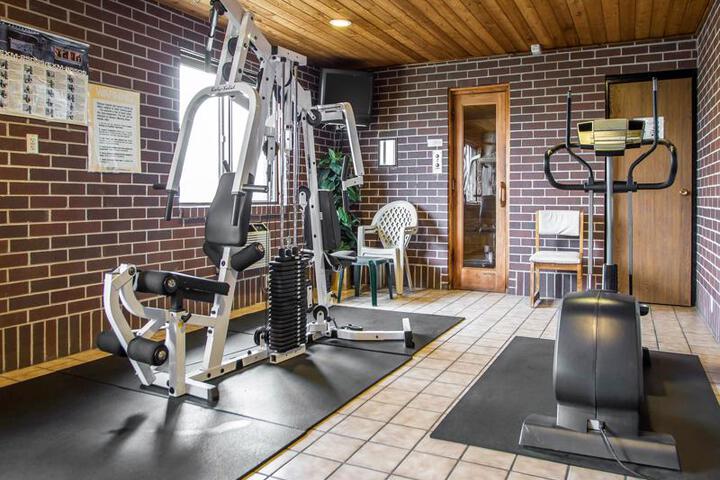 Econo Lodge Inn & Suites