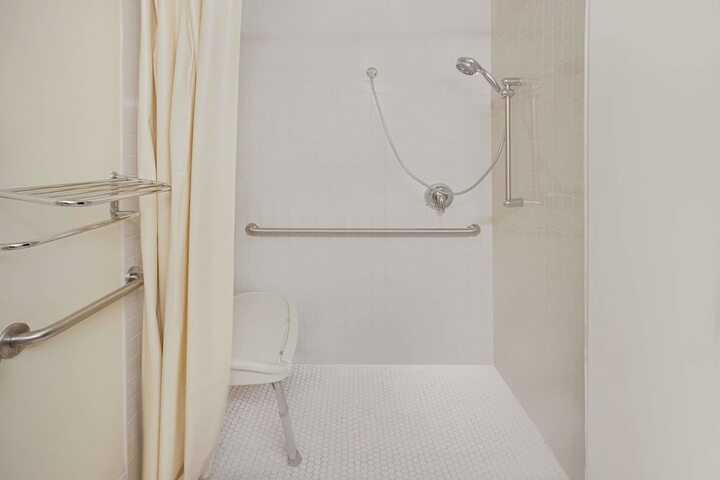 Room 6 of 11