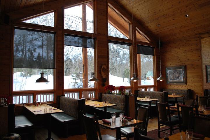 Dining 44 of 62