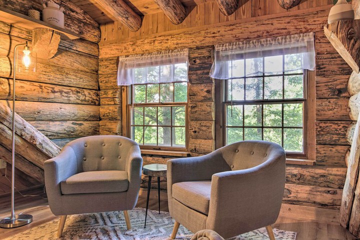 Secluded Cabin w / Spacious Kitchen & Dining Area!