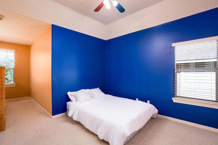Bedroom with 3.5-Bathroom near Golf Course!