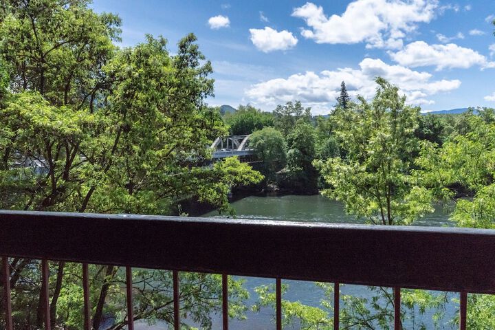 Riverside Inn