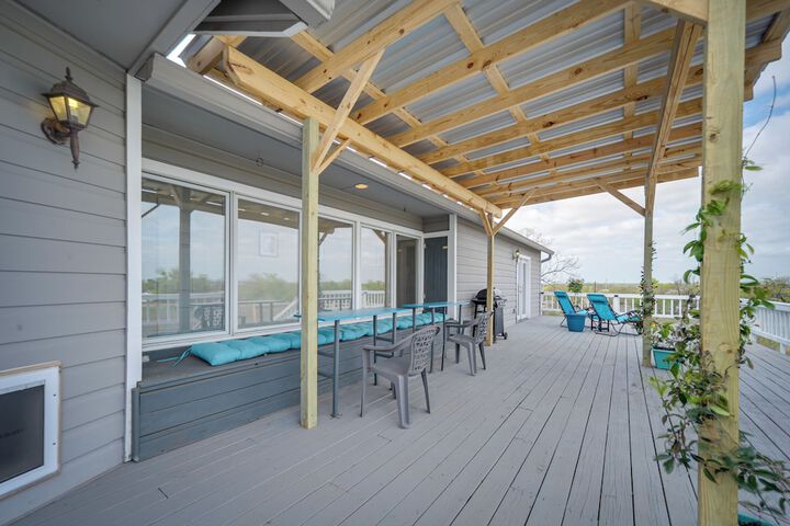 Pet-friendly Texas Retreat w / Deck & Gas Grill!