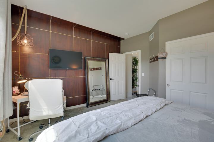 Spacious Waterfront Yorkville Getaway w / Yard