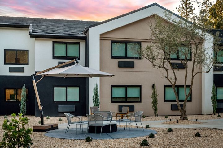 The Inelle Oakhurst Yosemite, a Tribute Portfolio Hotel