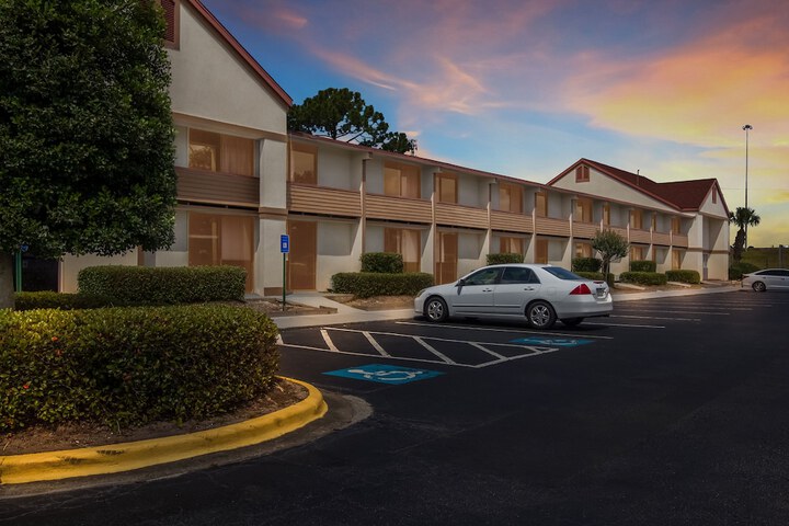 Red Roof Inn & Suites Brunswick I-95