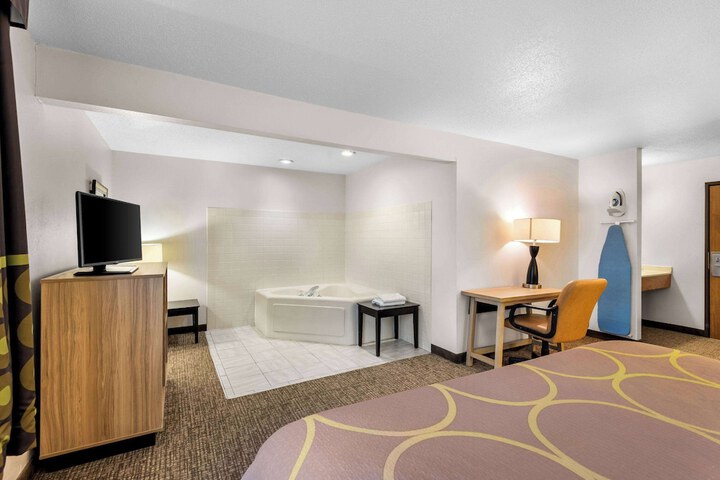 Super 8 by Wyndham Oelwein