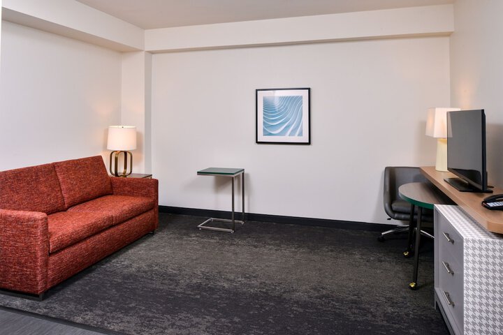 Holiday Inn & Suites Farmington Hills - Detroit NW by IHG
