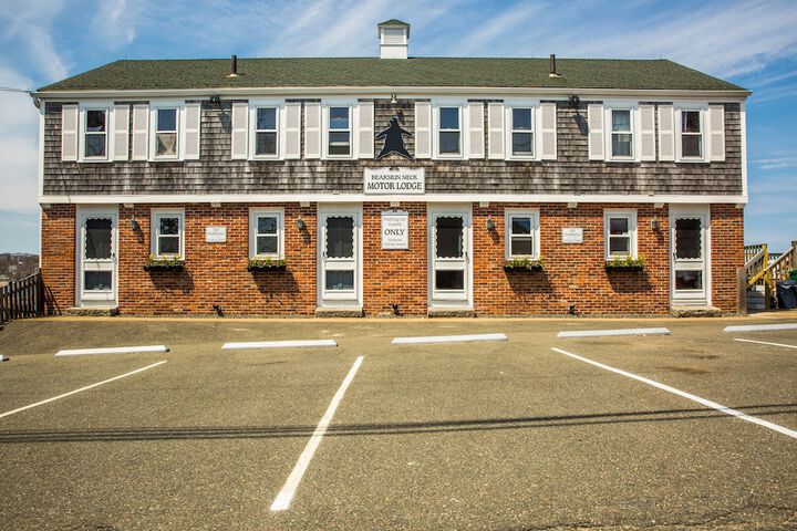 Bearskin Neck Motor Lodge