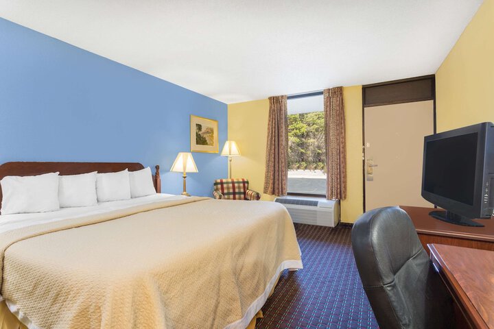 Room 8 of 15