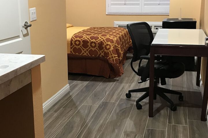 Room 10 of 19
