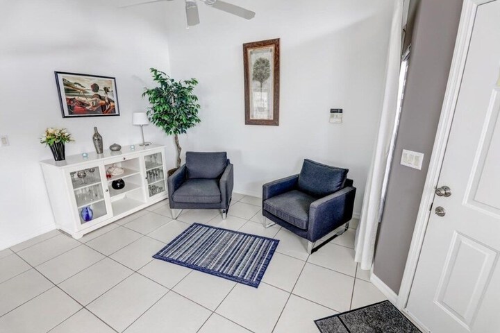 Southern Breeze Great Pool Space! 4 Bedroom Home by RedAwning