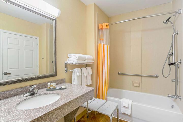 La Quinta Inn & Suites by Wyndham Mobile Satsuma / Saraland