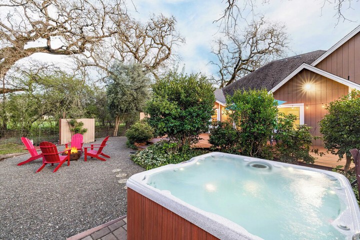 Valley of the Moon by Avantstay Tranquil Escape Large Yard w / Hot Tub & Fire Pit